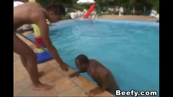 HD-Beefy Gays werden am Pool hart geficktEnergiefilme