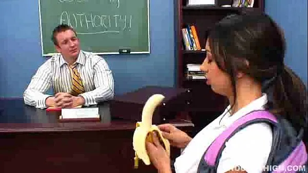 HD sexy brunette girl Sisi Sinz seduces her teacher by eating banana before getting fucked energifilmer