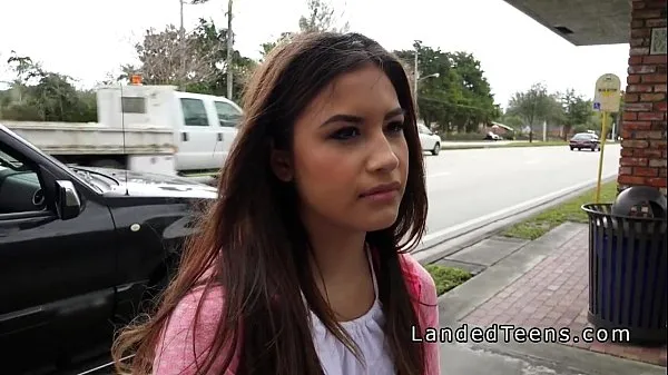 Film HD Ritirato alla fermata dell'autobus teen sbattuto in macchina con estraneoenergetici