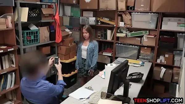 HD-Polizist im Einkaufszentrum fickt kurvige junge Amateurin, die er beim Ladendiebstahl erwischt hatEnergiefilme