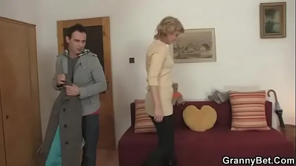 HD Young dude picks up and old blonde Enerji Filmleri