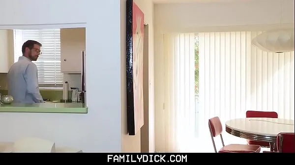 Películas de energía FamilyDick - Twink diminuto aprende a follar el agujero apretado de su padrastro HD