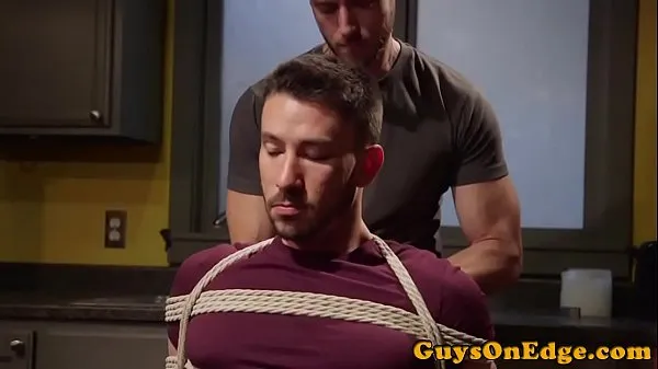 Filmes de energia Gay com controle cumplido recebe uma punheta do dom em HD