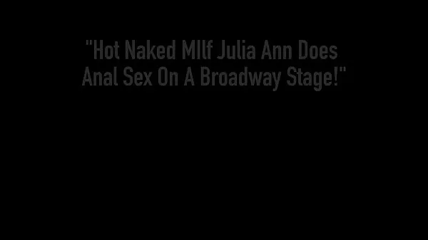 Film HD Hot Naked MIlf Julia Ann fa sesso anale su un palco di Broadwayenergetici