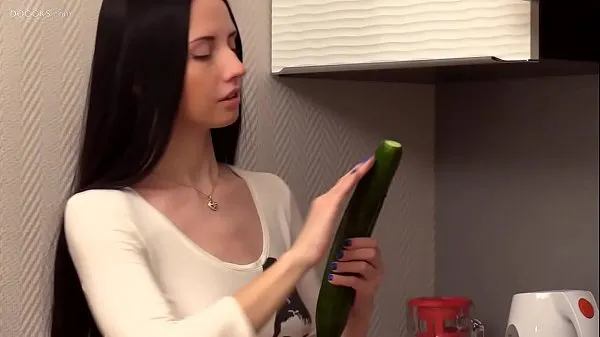 Films HD La vraie teen russe Veronica Snezna dans la cuisine amateur solo énergie