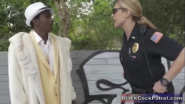 HD Black Street Pimp Fucked By White Female Cops As Punishment energetické filmy