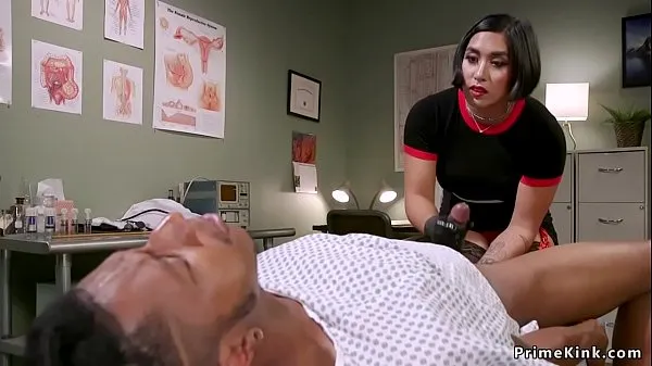 Filmes de energia Médica morena peituda e asiática tocando a bunda de seu paciente negro e massageando sua próstata em HD