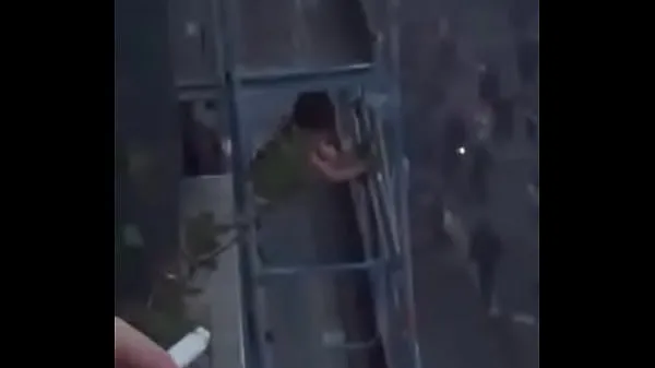 أفلام الطاقة عالية الدقة Woman fucking on the balcony of the building while French demonstrate