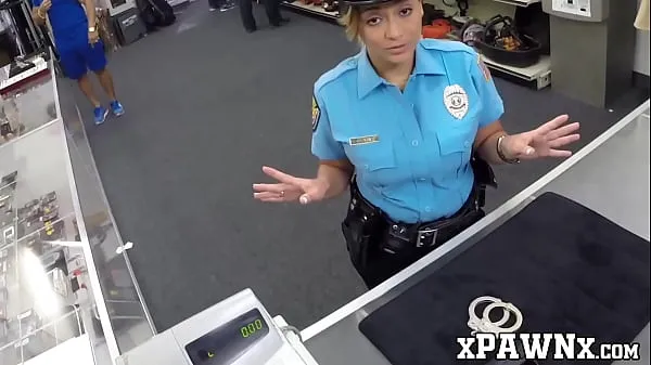 Películas de energía Mujer policía cachonda folla con casa de empeño por dinero extra HD