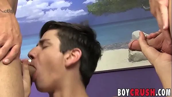 أفلام الطاقة عالية الدقة Facialized twink spitroasted during hot threesome