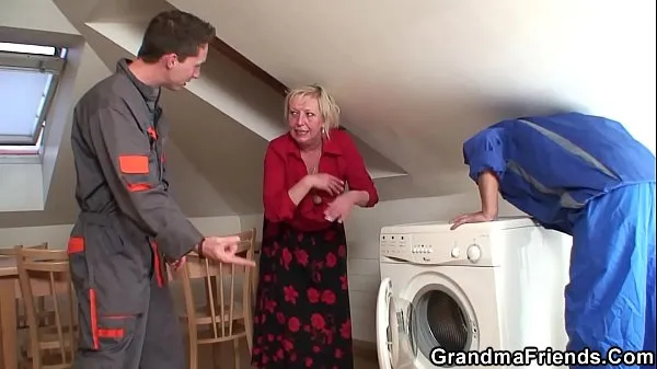 HD Two repairmen fuck busty granny till cum توانائی کی فلمیں