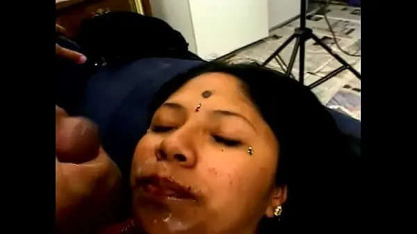 एचडी Horny Indian bitch in traditional attire gets fucked on the sofa after sucking dude's pole ऊर्जा फिल्में