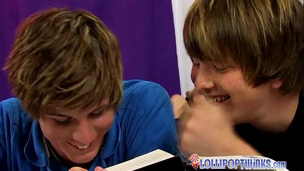 Filmes de energia Superb Twink Duo vai sem sela em HD