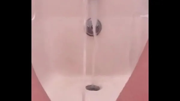 Ταινίες ενέργειας HD 18 yo pissing fountain in the bath