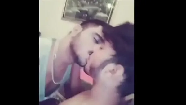 Films HD Hot Desi Kiss entre deux mecs indiens énergie