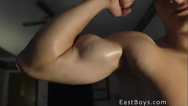 HD Considered by some to be the best muscle boy we have, the ones which are into muscle worship should enjoy this awesome video, in which you can explore every inch of Dylan's upper body. Helping hand is massaging Dylan's magnificent pecs, testing energiefilms