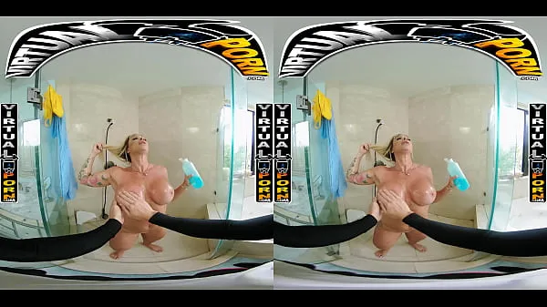 ภาพยนตร์ HD Busty Blonde MILF Robbin Banx Seduces Step Son In Shower พลังงาน