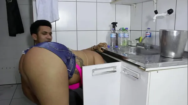 أفلام الطاقة عالية الدقة The cocky plumber stuck the pipe in the ass of the naughty rabetão. Victoria Dias and Mr Rola
