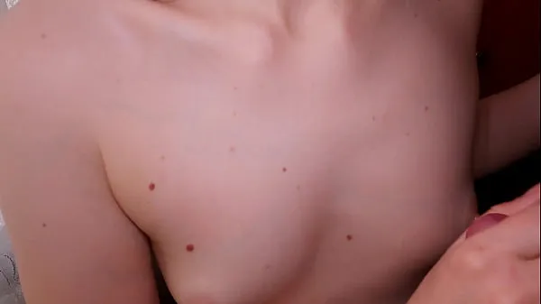 Ταινίες ενέργειας HD 18 year old babe with tiny tits sucks cock