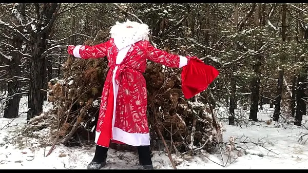 Film HD Russo Babbo Natale si masturba il suo grosso cazzo nella foresta e invia il suo sperma come Regalo Per Il Nuovo anno 2022energetici