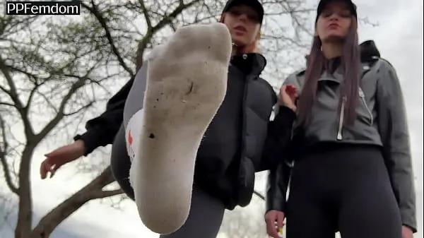 Películas de energía Adoración de doble culo en mallas y adoración de zapatillas de deporte POV Femdom en público HD