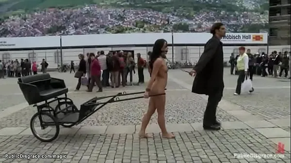 HD Naked babe pulling charios in public energiefilms