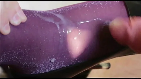 Películas de energía trabajando con el pie y esperma en nylon violeta HD