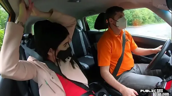 Films HD Perkyboobs babe baisée en plein air dans la voiture par un instructeur de conduite énergie