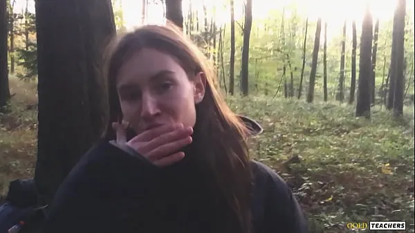 Films HD Jeune fille russe timide fait une pipe dans une forêt allemande et avale du sperme en POV (premier porno fait maison d'archives familiales énergie