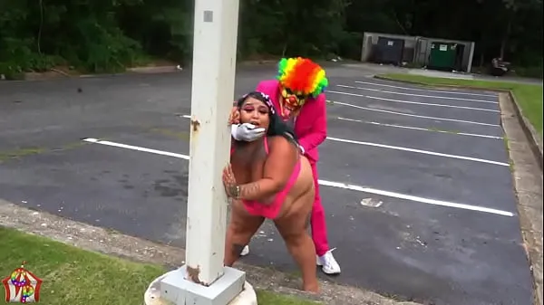 Film energi HD BBW girl gets fucked on the side of the highway by a clown