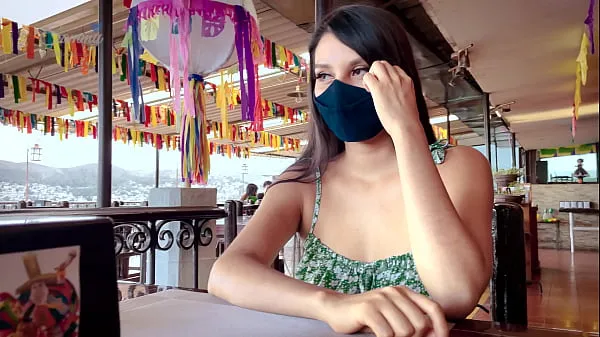 Films HD Jeune femme mexicaine attendant son petit ami au restaurant - MONEY for SEX énergie