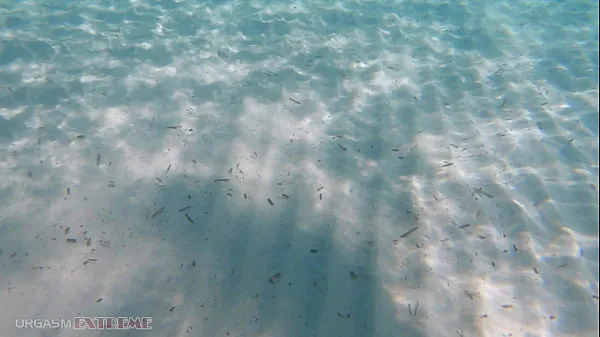 Filmes de energia Mulher marota com grandes mamas naturais masturba os maridos com os pés debaixo de água no oceano numa praia pública em HD