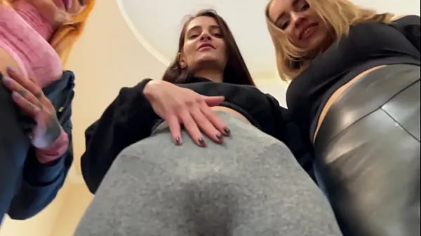 Películas de energía Huele los culos, coños, axilas y calcetines sudorosos de tres chicas sudorosas - Triple POV Smelling Femdom HD