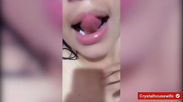 HD The sexy crystal housewife takes a bath and masturbates and touches herself because she is so horny energetické filmy