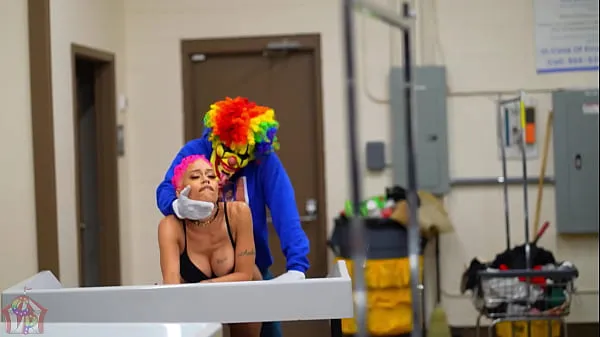 Film HD La pornostar ebano Jasamine Banks viene scopata in una lavanderia a gettoni affollata da Gibby The Clownenergetici