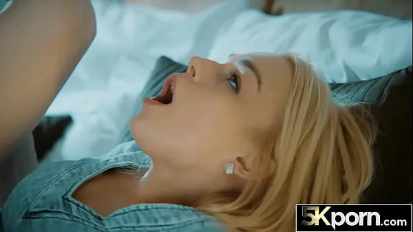 Películas de energía 5KPORN Linda rubia juega con su coño antes del sexo HD