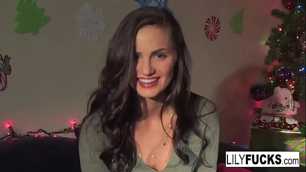 Filmes de energia Lily nos conta seus desejos de Natal com tesão antes de se satisfazer em ambos os buracos em HD