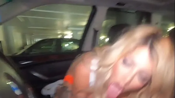 HD Tatted Hooters Waitress Sucks Cock in Car for Big Tip phim năng lượng