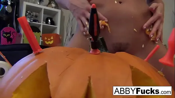 Películas de energía Abigail talla una calabaza y luego juega consigo misma HD