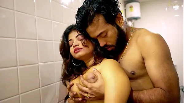 Películas de energía Una caliente chica desnuda follada duro en el baño HD