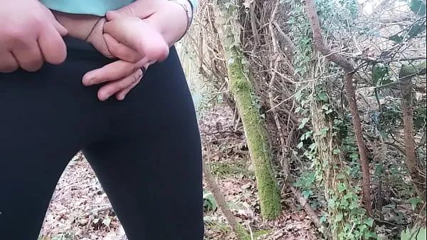 Films HD Amateur potelé gay français portant des leggings et se masturbant dans le bois énergie