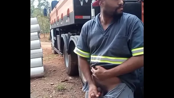Filmes de energia Worker Masturbating on Construction Site Hidden Behind the Company Truck em HD