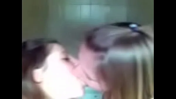 HD Hot lesbians kissing in public 3 energifilmer