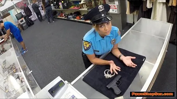 HD Police officer pawns her gun and is fucked energiaelokuvat